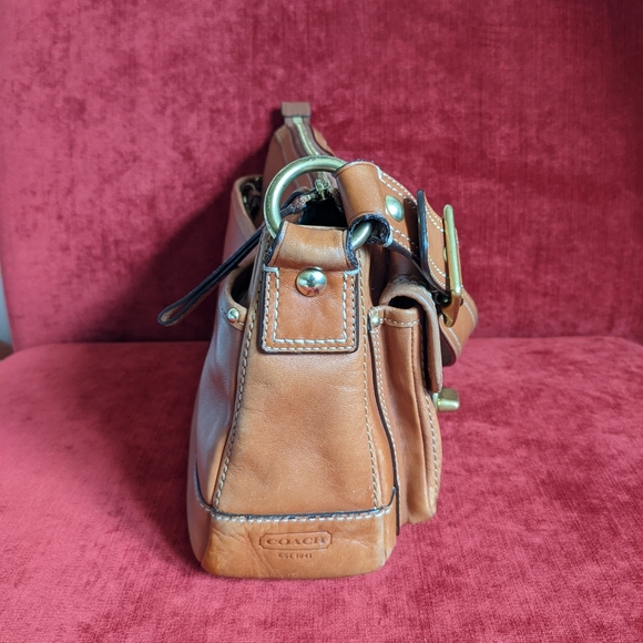 SOLD - Gorgeous Preloved Coach Glovetanned Leather Shoulder Bag in a tan color - Picture 7 of 14